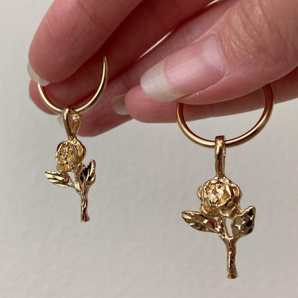 New Vanessa Mooney gold little rose hoops earrings - Picture 4 of 9